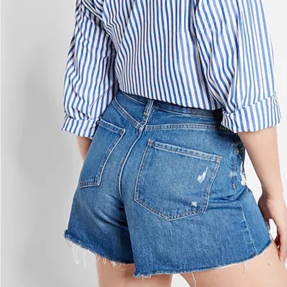 EXPRESS Curvy Mid Rise Button Fly Boyfriend Jean Shorts - Picture 3 of 7
